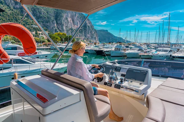 Segeln Auf Dem Meer Schöne Blonde Frau Steuer Einer Jacht — Stockfoto