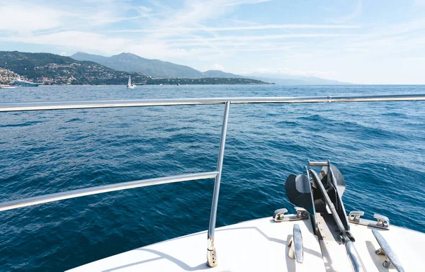 Luksusowy Jacht Motorowy Lazurowym Morzu Śródziemnym Przy Pełnej Prędkości Drogi — Zdjęcie stockowe
