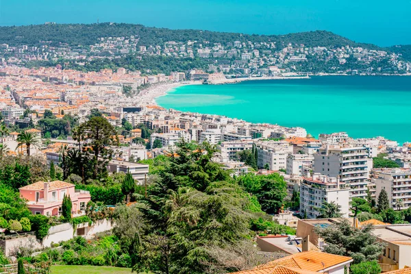Nice, FRANCE - 13.05.2021: Szcenírozott panoráma Szép, híres turisták utcája Sétány des Anglais, Mediterrán üdülőhely, Cote dAzur, Franciaország. — Stock Fotó