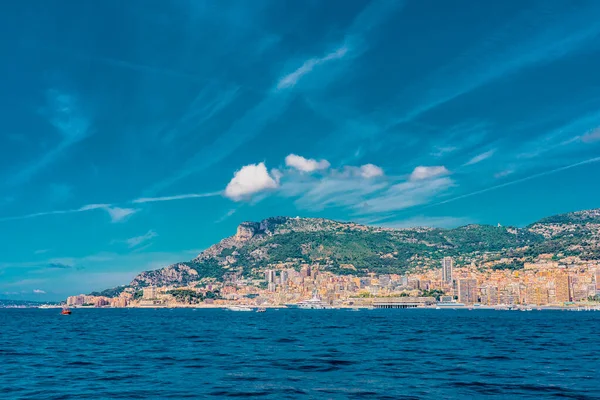 몬테카를로 시와 항구, 바다에서 바라본 전경. 모나코의 랜드마크, 항구 에르쿨레스, 항구 퐁 트 비에 유. 모나코 (Monaco) 는 프랑스와 이탈리아 인근 유럽의 리비에라에 위치 한 나라이다. — 스톡 사진