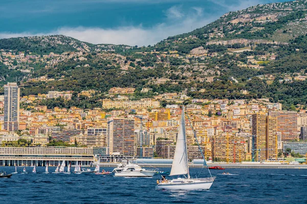 Monte - Carlo ciudad y puerto, vista panorámica desde el mar. hito de Mónaco, puerto de Hércules, puerto de Fontvieille. Mónaco es un país en la Riviera Francesa cerca de Francia e Italia en Europa — Foto de Stock