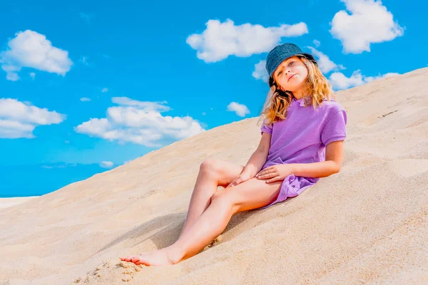 Νεαρό Χαριτωμένο Κορίτσι Καπέλο Κάθεται Στην Παραλία Άμμο Κορίτσι Μοντέλο — Φωτογραφία Αρχείου