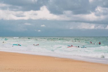 Hossegor, FRANCE - 08.07.2021: Atlantik Okyanusunda Sörfçü. Hossegor sahili, FRANCE