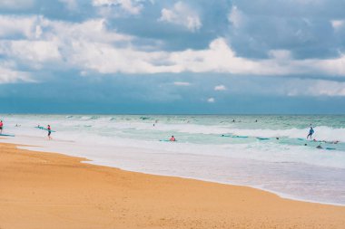 Hossegor, FRANCE - 08.07.2021: Atlantik Okyanusunda Sörfçü. Hossegor sahili, FRANCE