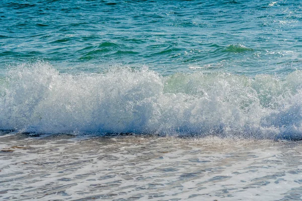 Піщане узбережжя з прекрасною хвилею. Кричуща біла хвиля на чистому піщаному березі, вибіркова увага. Органічне літнє фото з копіювальним простором. Блакитна м'яка хвиля.. — стокове фото