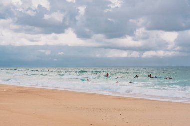Hossegor, FRANCE - 08.07.2021: Atlantik Okyanusunda Sörfçü. Hossegor sahili, FRANCE