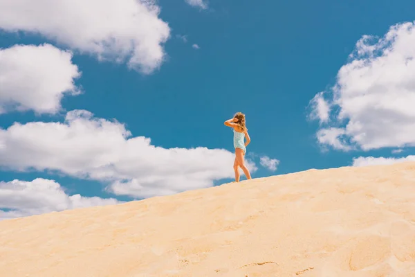 空中写真-孤独な女の子が砂漠を歩く. — ストック写真