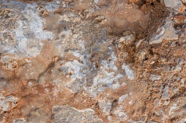 Açık kırmızı-turuncu taş dokusu. Kırmızı turuncu grunge arka plan. Dağ dokusu makro yakın çekim. Tasarımınız için parlak renkli pankart.