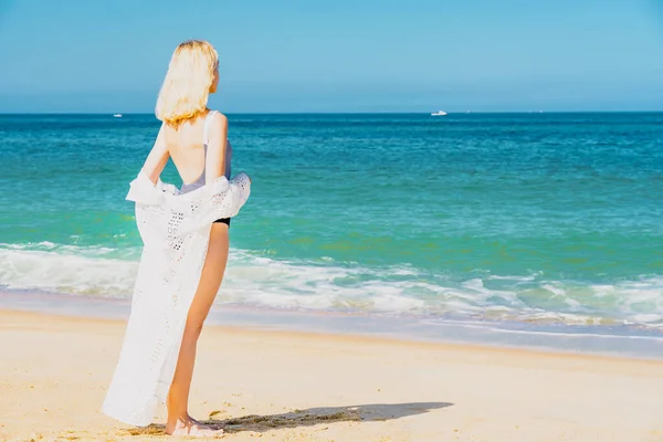 Schöne Model-Frau, die am Meer steht und Selfie macht. Meer und Himmel Hintergrund. Urlaubs- und Reisekonzept. — Stockfoto