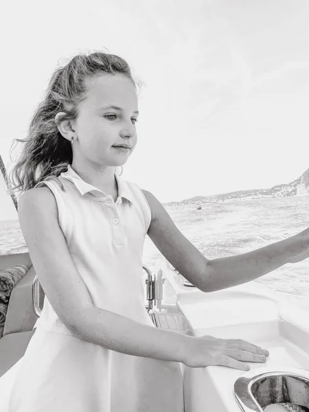 Une jeune fille en robe de polo se tient debout sur le bateau de luxe. Vacances d'été sur le yacht de la mer. — Photo