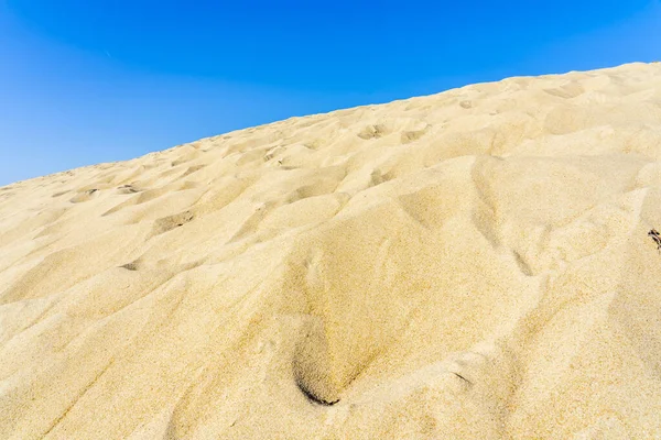 Beau paysage avec dunes de sable blanc et ciel bleu. — Photo