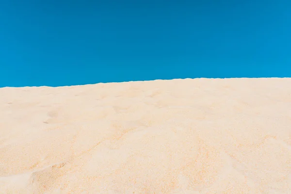 Живописный пейзаж из желтых песчаных дюн и голубого неба. — стоковое фото