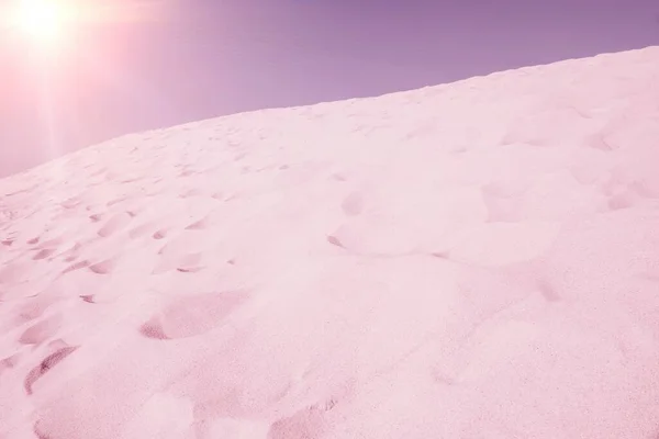 Красивый эстетический пейзаж в розовом цвете песчаные дюны и розовое небо, солнце светит день. Фото искусства, фон. — стоковое фото