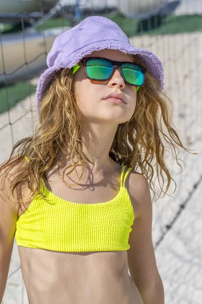 Πορτρέτο Ενός Όμορφου Κοριτσιού Καπέλο Και Γυαλιά Ηλίου Που Ποζάρει — Φωτογραφία Αρχείου