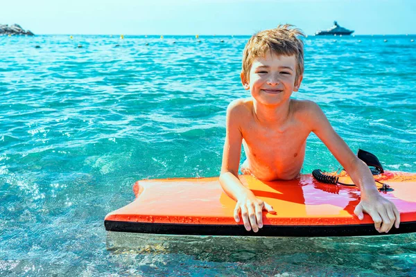 Ragazzo Che Surf Sulla Spiaggia Tropicale Vacanze Estive Famiglia Ragazzo — Foto Stock