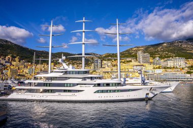 Monte-Carlo, Monaco 29.11.2020 Monte Carlo 'nun lüks yatları ve yelkenli tekneleri olan ana marinası. Kaliteli fotoğraf