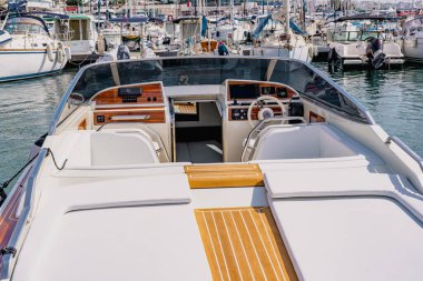 Cannes, Fransa - 10.09.2021: Fransız Riviera 'sında Yıllık Yat Şovu Festivali. En büyük lüks yat, yatlar dünyasındaki yeni teknolojiler. Yat şovu için dünyanın dört bir yanından katılımcılar geliyor. 