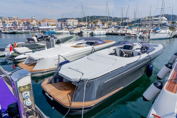 Cannes, Frankreich - 10.09.2021: Jährliches Yachtfestival an der französischen Riviera. Die größte Luxusjacht, neue Technologien in der Welt der Yachten. Teilnehmer kommen aus aller Welt zur Yachtmesse — Stockfoto