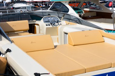 Cannes, Fransa - 10.09.2021: Fransız Riviera 'sında Yıllık Yat Şovu Festivali. En büyük lüks yat, yatlar dünyasındaki yeni teknolojiler. Yat şovu için dünyanın dört bir yanından katılımcılar geliyor. 