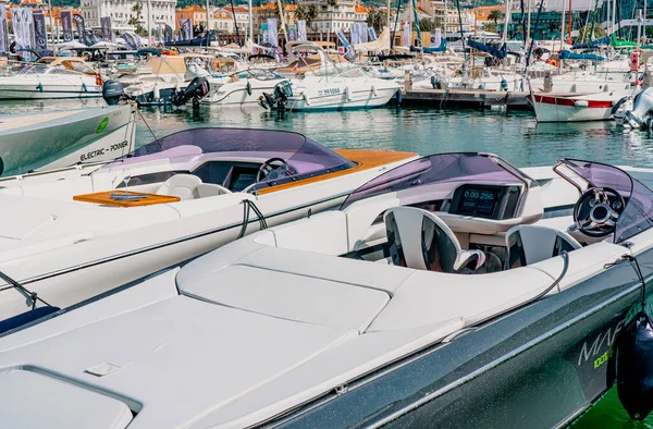 Cannes, França - 10.09.2021: Festival Anual de Yacht Show na Riviera Francesa. O maior iate de luxo, novas tecnologias no mundo dos iates. Os participantes vêm de todo o mundo para o iate show — Fotografia de Stock
