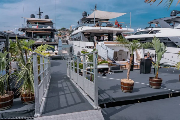 Cannes, França - 10.09.2021: Festival Anual de Yacht Show na Riviera Francesa. O maior iate de luxo, novas tecnologias no mundo dos iates. Os participantes vêm de todo o mundo para o iate show — Fotografia de Stock