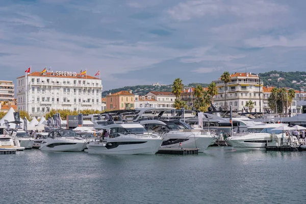 Cannes, France - 10.09.2021 : Annual Yacht Show Festival in french riviera. The largest luxury yacht, new technologies in the world of yachts. Participants come from all the world for the yacht show — Stock Photo, Image