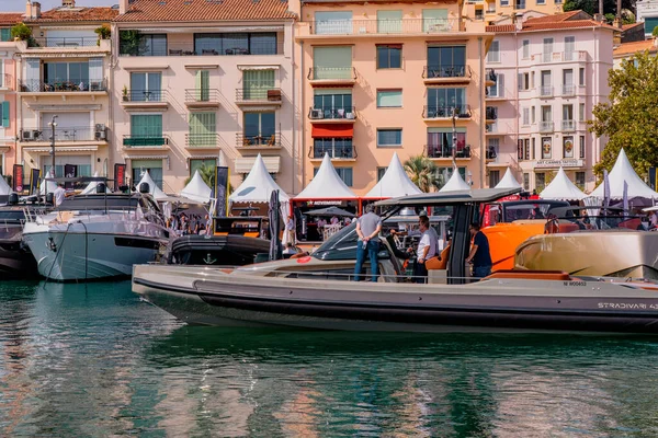 Cannes, Frankreich - 10.09.2021: Jährliches Yachtfestival an der französischen Riviera. Die größte Luxusjacht, neue Technologien in der Welt der Yachten. Teilnehmer kommen aus aller Welt zur Yachtmesse — Stockfoto