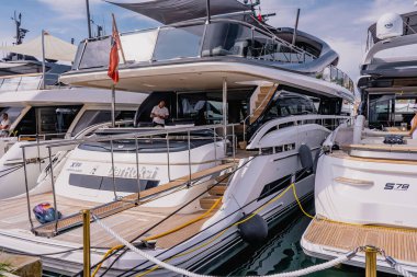Cannes, Fransa - 10.09.2021: Fransız Riviera 'sında Yıllık Yat Şovu Festivali. En büyük lüks yat, yatlar dünyasındaki yeni teknolojiler. Yat şovu için dünyanın dört bir yanından katılımcılar geliyor.. 