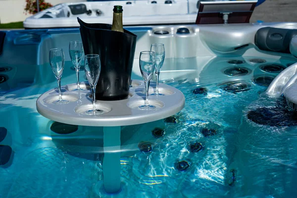 Siyah Bir Buz Kovasında Bir Şişe Şampanya Tüpü Banyosundaki Masanın — Stok fotoğraf