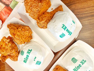 KFC ya da McDonald 's gibi popüler bir kızarmış tavuk zincirinden alınmış klasik bir fast-food yemeğinin yukarıdan aşağı görüntüsü..