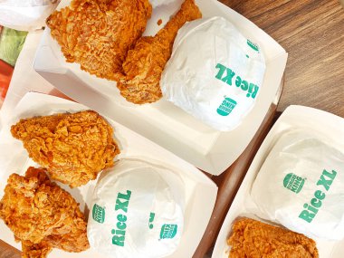 KFC ya da McDonald 's gibi popüler bir kızarmış tavuk zincirinden alınmış klasik bir fast-food yemeğinin yukarıdan aşağı görüntüsü..