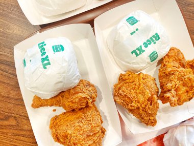 KFC ya da McDonald 's gibi popüler bir kızarmış tavuk zincirinden alınmış klasik bir fast-food yemeğinin yukarıdan aşağı görüntüsü..