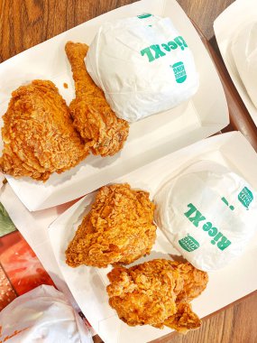 KFC ya da McDonald 's gibi popüler bir kızarmış tavuk zincirinden alınmış klasik bir fast-food yemeğinin yukarıdan aşağı görüntüsü..