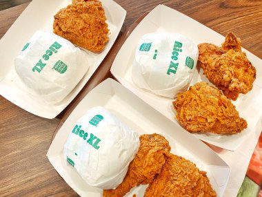 KFC ya da McDonald 's gibi popüler bir kızarmış tavuk zincirinden alınmış klasik bir fast-food yemeğinin yukarıdan aşağı görüntüsü..