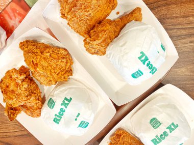 KFC ya da McDonald 's gibi popüler bir kızarmış tavuk zincirinden alınmış klasik bir fast-food yemeğinin yukarıdan aşağı görüntüsü..