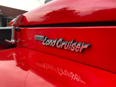 Klasik kırmızı bir Toyota Land Cruiser FJ40 ön ızgara ve kaput.