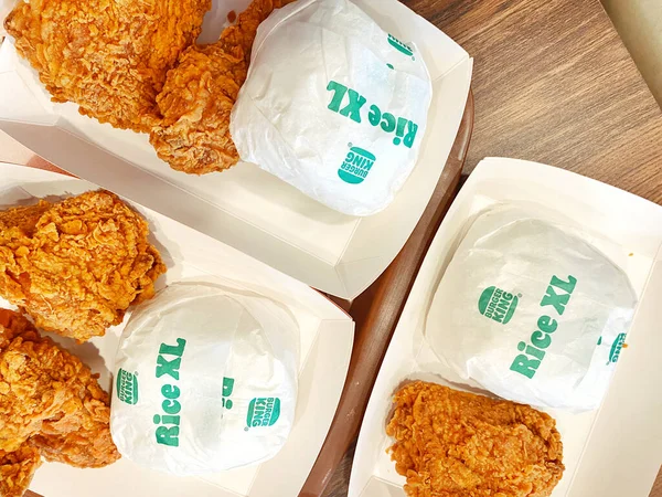 KFC ya da McDonald 's gibi popüler bir kızarmış tavuk zincirinden alınmış klasik bir fast-food yemeğinin yukarıdan aşağı görüntüsü..