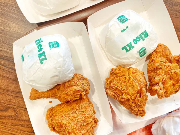 KFC ya da McDonald 's gibi popüler bir kızarmış tavuk zincirinden alınmış klasik bir fast-food yemeğinin yukarıdan aşağı görüntüsü..