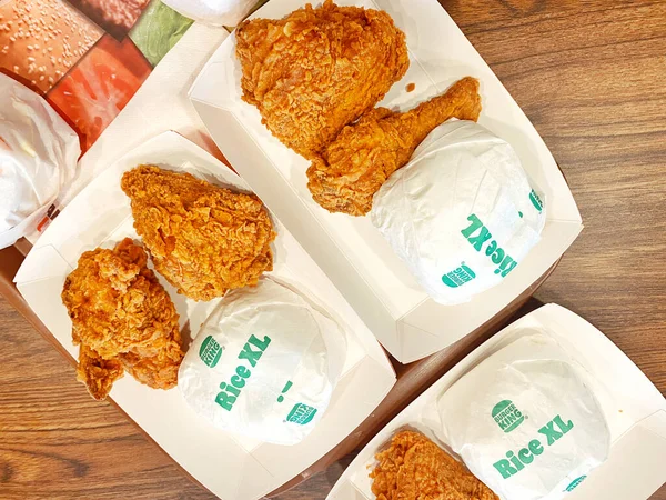 KFC ya da McDonald 's gibi popüler bir kızarmış tavuk zincirinden alınmış klasik bir fast-food yemeğinin yukarıdan aşağı görüntüsü..