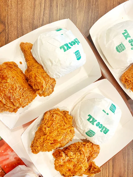 KFC ya da McDonald 's gibi popüler bir kızarmış tavuk zincirinden alınmış klasik bir fast-food yemeğinin yukarıdan aşağı görüntüsü..
