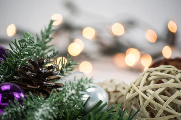 Kerstdecoratie met denneappels, Kerstmis ornamenten en Spar op bokeh, wazig achtergrond — Stockfoto