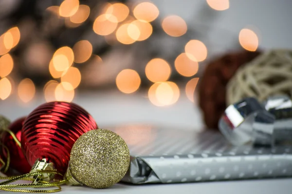 Adornos de adornos de Navidad, decoración con regalo de Navidad de plata y cinta sobre fondo borroso, bokeh —  Fotos de Stock