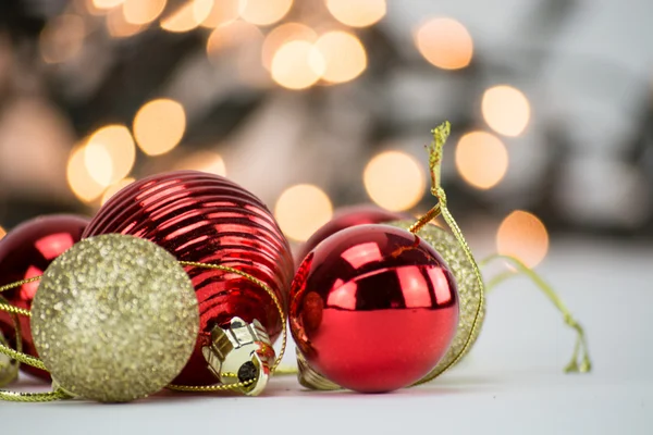 Adornos de Navidad dorados y rojos con cinta sobre fondo borroso y bokeh —  Fotos de Stock