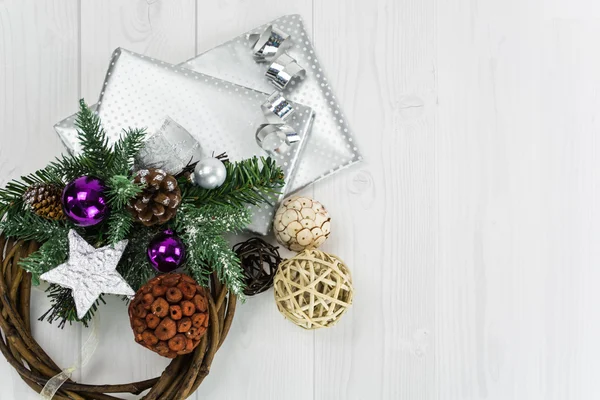 Kerst ornamenten, decoraties en geschenken op hout achtergrond — Stockfoto
