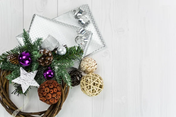 Adornos, decoraciones y regalos navideños sobre fondo de madera —  Fotos de Stock