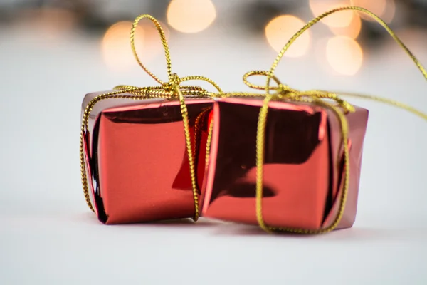 Küçük kırmızı kutular, Noel süsler, süslemeler altın arka plan bulanık bokeh, ışık, şerit