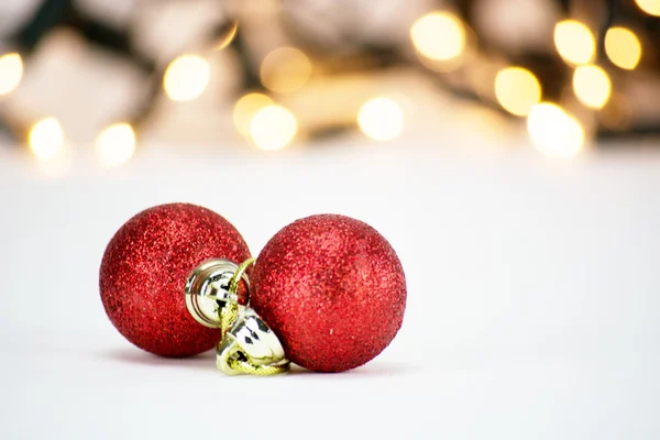 Kırmızı parlak Noel süsleri, baubles. Bokeh ve arka plan bulanık ile dekorasyon