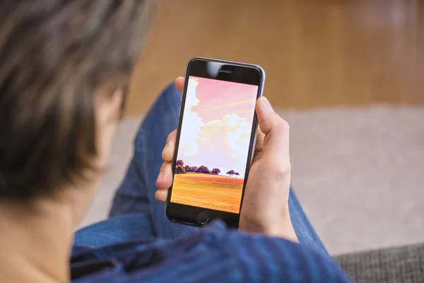 Frau hält iPhone 6 in der Hand — Stockfoto