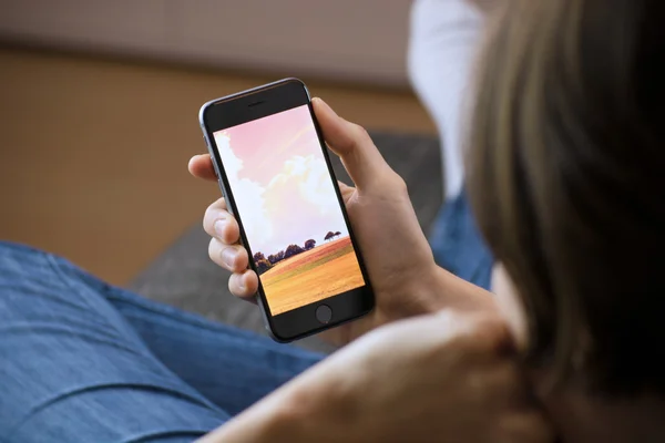 Kvinna med smartphone i handen — Stockfoto