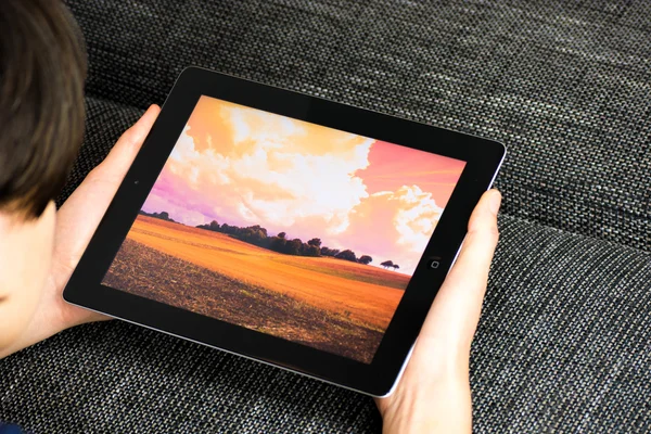 IPad hold in hand — Stock Photo, Image